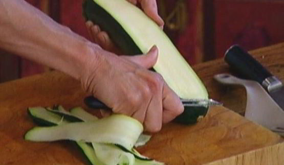 тосты с беконом, помидорами, цукини и сыром