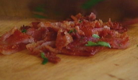 тосты с беконом, помидорами, цукини и сыром