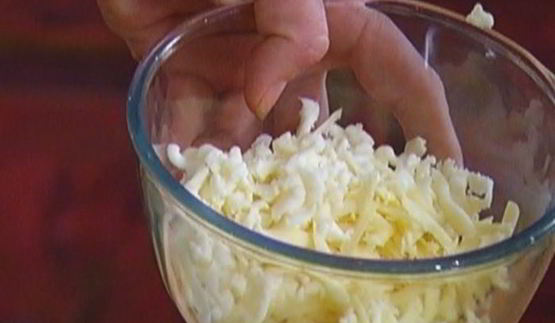 тосты с беконом, помидорами, цукини и сыром