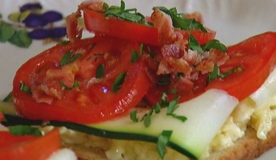 тосты с беконом, помидорами, цукини и сыром