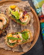 Тосты с креветками и песто