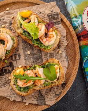 Тосты с креветками и песто