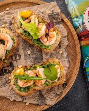 Тосты с креветками и песто