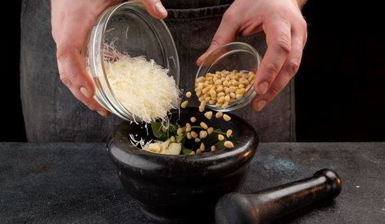 тосты с креветками и песто