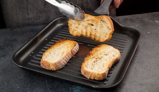 тосты с креветками и песто