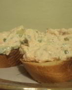 Тосты с лососем, авокадо и дижонской горчицей