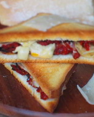 Тосты с пармезаном, оливками и вялеными помидорами