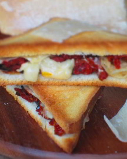 Рецепт тостов с пармезаном, оливками и вялеными помидорами