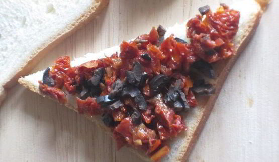 тосты с пармезаном, оливками и вялеными помидорами