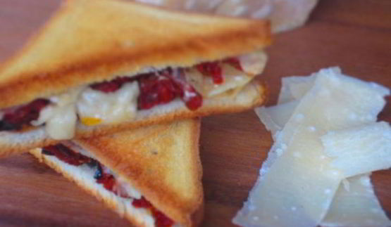 тосты с пармезаном, оливками и вялеными помидорами