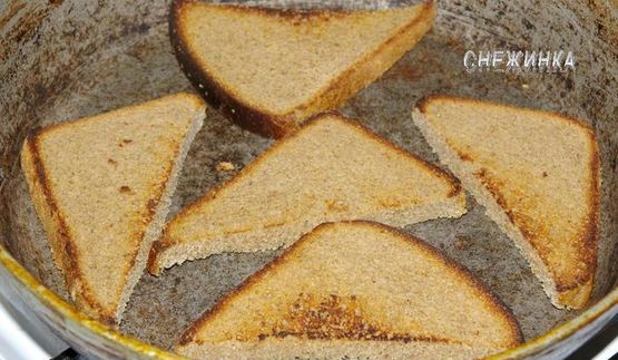 тосты с руколой и яйцом, зеленью и редисом