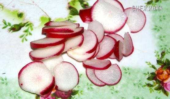 тосты с руколой и яйцом, зеленью и редисом