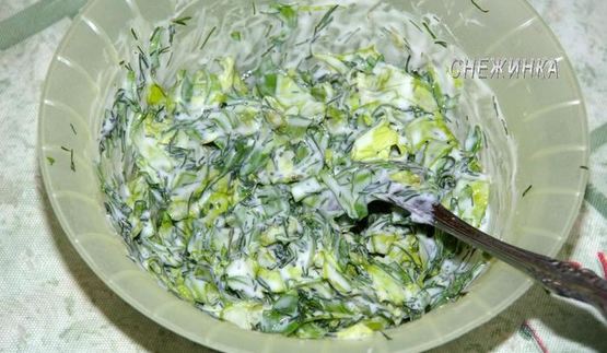 тосты с руколой и яйцом, зеленью и редисом