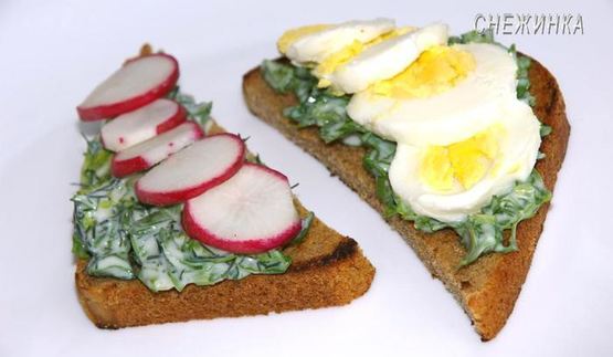 тосты с руколой и яйцом, зеленью и редисом