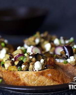 Тосты с салатом из баклажанов