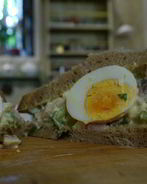 Тосты с сельдью, яйцом и тархунным майонезом