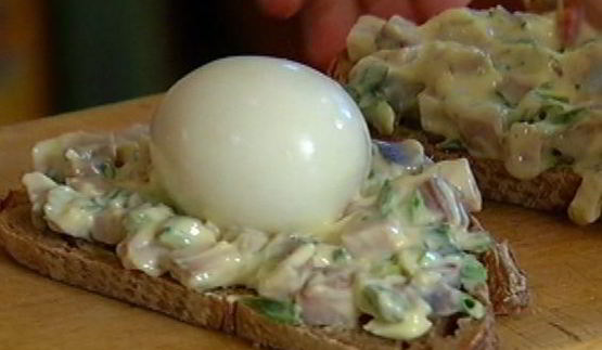 тосты с сельдью, яйцом и тархунным майонезом