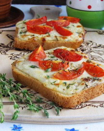 Рецепт тостов с сырным соусом и помидорами черри