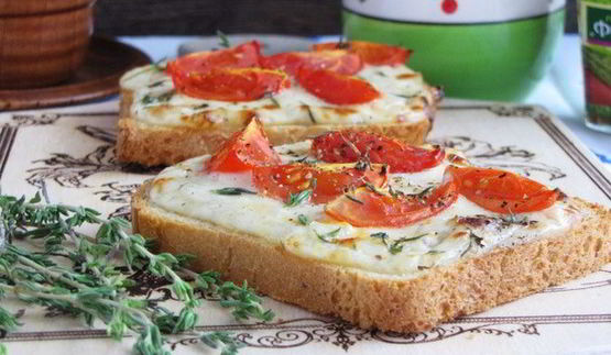тосты с сырным соусом и помидорами черри