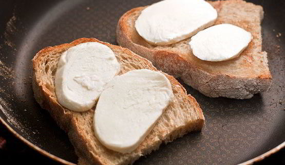 тосты с яйцом-пашот и моцареллой