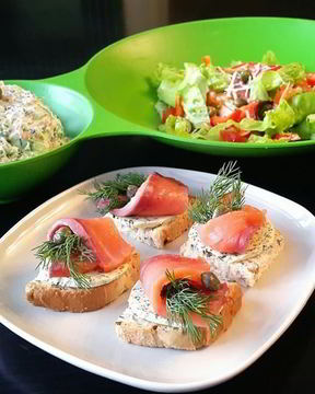 Тосты с зеленым маслом и семгой