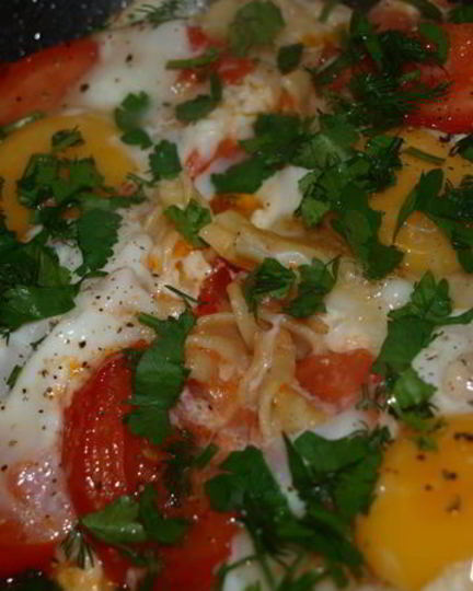 Рецепт глазуньи с макаронами и помидором