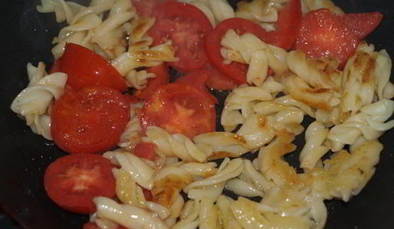 глазунья с макаронами и помидором