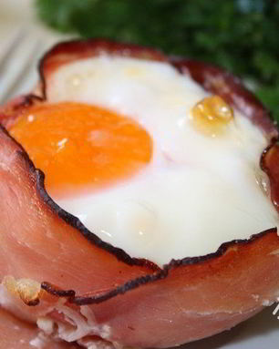 Глазунья с сыром и помидорами в беконе