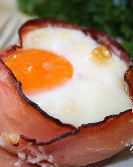 Рецепт глазуньи с сыром и помидорами в беконе