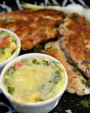 Куриная грудка и яичница в кокотнице