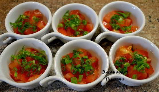 куриная грудка и яичница в кокотнице