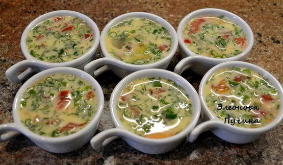 куриная грудка и яичница в кокотнице