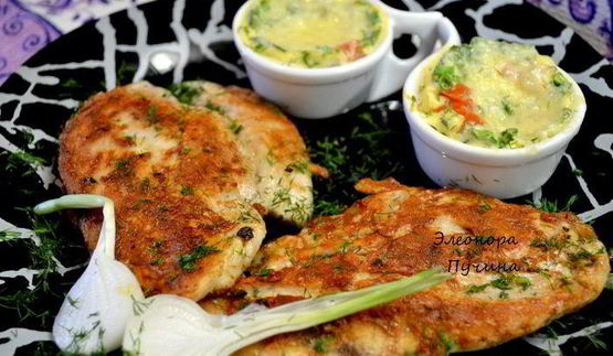 куриная грудка и яичница в кокотнице