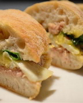 Сэндвич с тунцом и яичницей