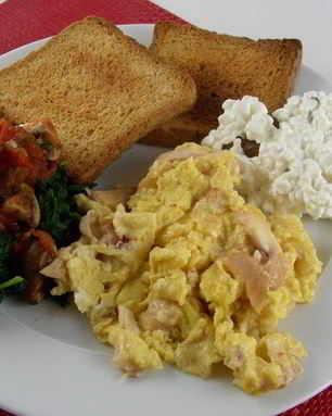 Яичница-болтунья с копченой форелью