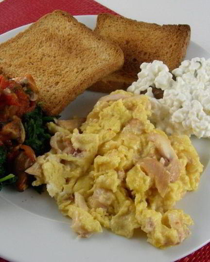 Рецепт яичница-болтунья с копченой форелью