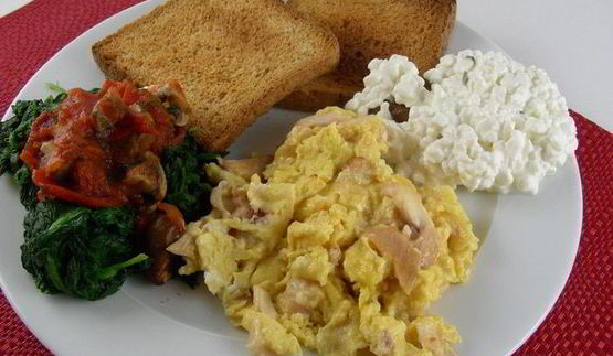 яичница-болтунья с копченой форелью