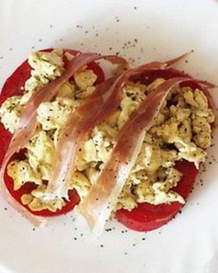 Яичница-болтунья с прошутто и песто