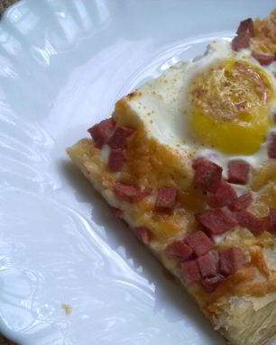 Яичница на слоеном тесте