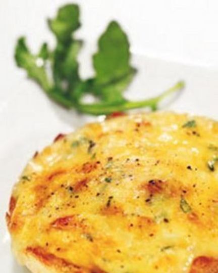 Рецепт яичницы с беконом и сыром