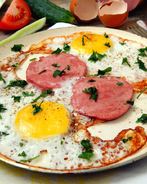 Яичница с колбасой