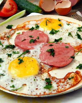 Яичница с колбасой