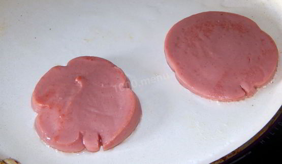 яичница с колбасой