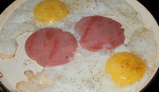 яичница с колбасой