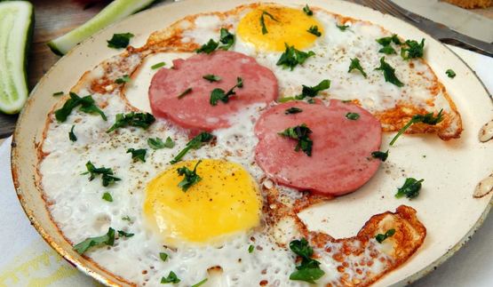 яичница с колбасой