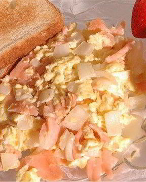 Яичница с копченым лососем и лимонным кремом