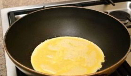 яичница с крабовыми палочками