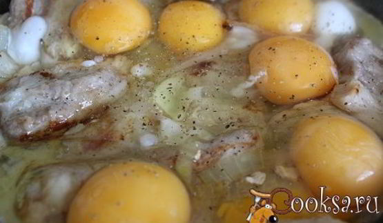 яичница с луком и грудинкой