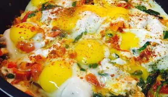 яичница с овощами и капустой кале