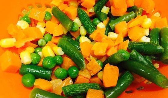 яичница с овощами и капустой кале